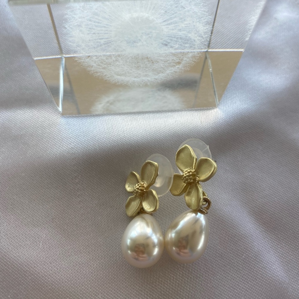 Pearl dangly earrings